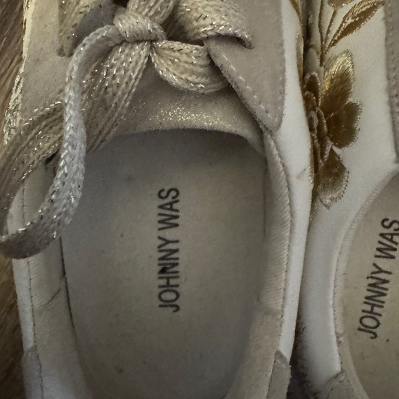 Johnny was leather sneakers with embroidery on the sides - Picture 3 of 3